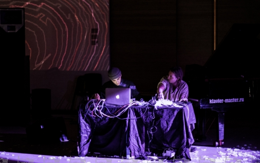Медитативное лайввыступление скандинавского дуэта KYO, которое ввело в транс две сотни человек в ЦВЗ «Манеж»