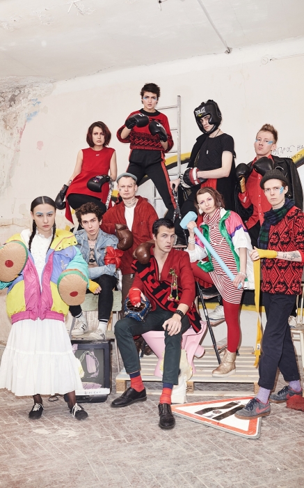 Слева направо: на Асе: винтажная куртка («Лисы-Сектанты»); на Иветте: топ Off-White (ДЛТ), брюки Barbara Bui («Комильфо»); на Максиме Маркине