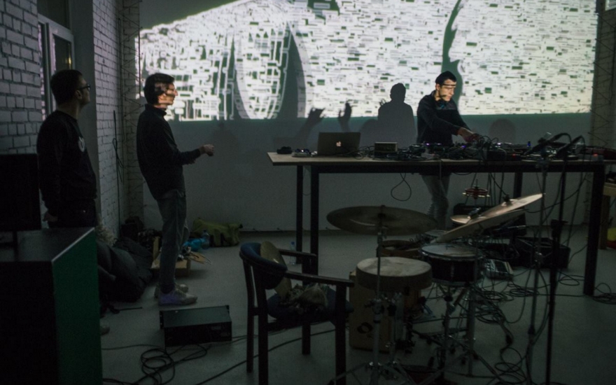 Виктор Кудря­ шов под именем Achterstag дает аудио­ визуальный лайв в арт- пространстве «Квартариата».