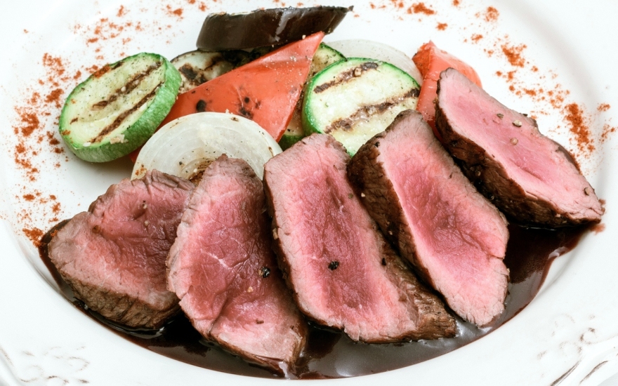 Медальоны из говядины с овощами-гриль