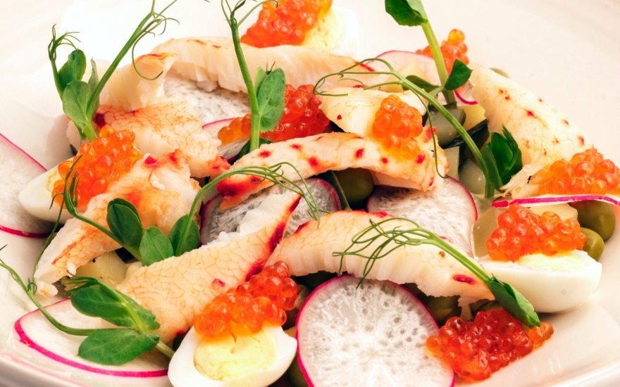 Оливье с крабом и красной икрой