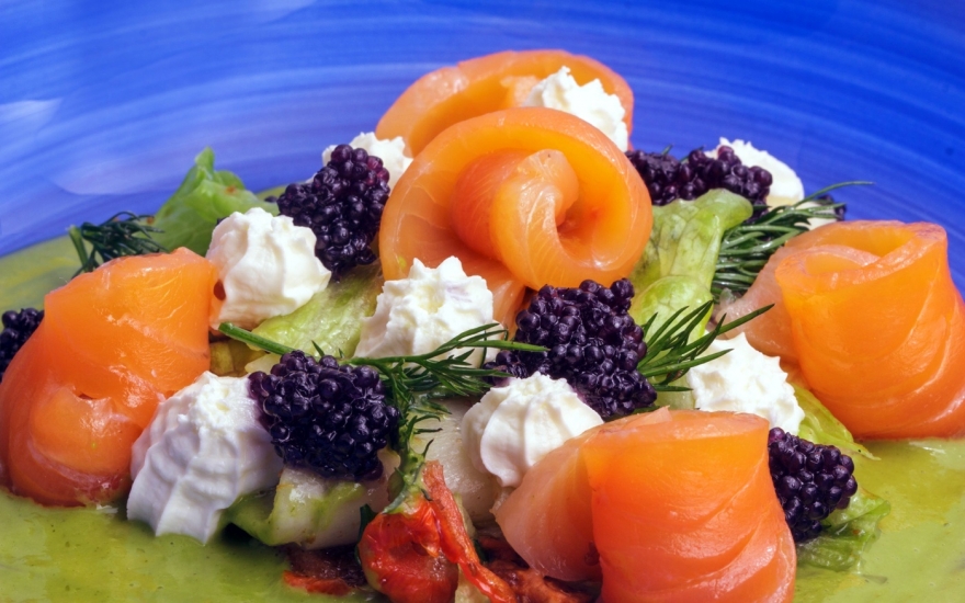 Салат с лососем, вялеными томатами и икрой палтуса