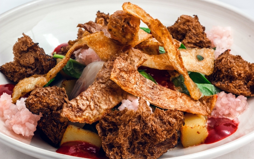 Салат из сельди с картофельными чипсами и малиновым соусом