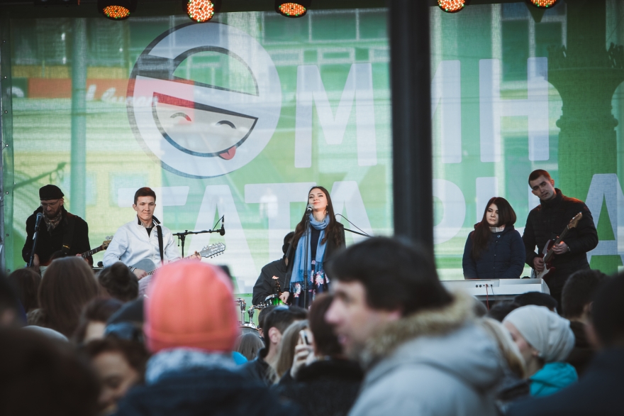 Аделя Загидуллина https://vk.com/adelya.singer Переехала из Петербурга в Казань, записывает каверы для видеоблога (поэтому большинству известна по