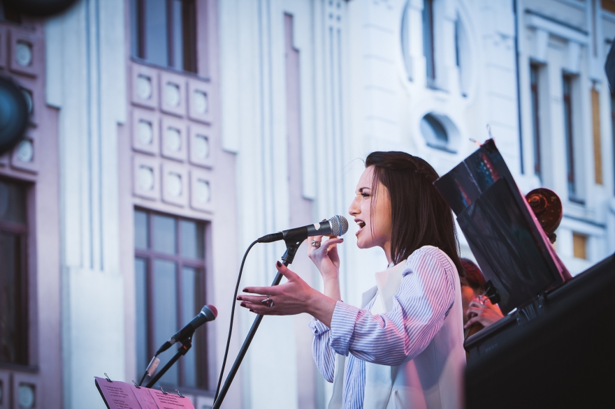 Зарина Вильданова https://vk.com/zarinavi Живущая между Москвой и Казанью, Зарина то поет с джазовым оркестром, то выпускает сингл в формат bass-сцены