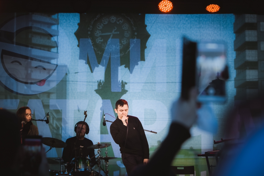 Радиф Кашапов https://vk.com/radifkashapov Главный редактор «КЗН.Собака.ru», PR- и ивент-менеджер лейбла Yummy Music. Записывает второй альбом при