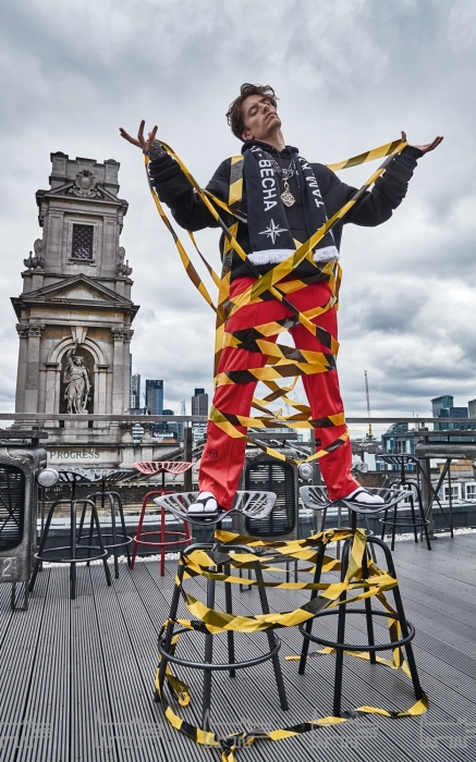 Колье Chanel, колье, надетое как браслет, — Chanel, шарф «Волчок», худи и носки Hood Apparel, брюки Gosha Rubchinskiy, вьетнамки Calvin Klein