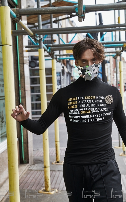 Маска Amplituda, брошь Chanel, водолазка BlockAde, брюки Gosha Rubchinskiy