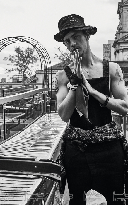 кепка и жакет Chanel, панама Acne Studios, комбинезон 11 by Boris Bidjan Saberi, часы Chanel J12 Chronograph (высокотехнологичная керамика и сталь