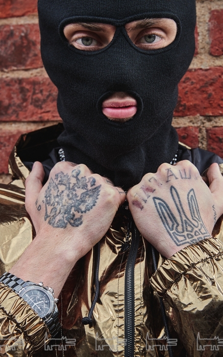 Ветровка Saint Laurent, колье Chanel, часы Chanel J12 Chronograph (высокотехнологичная керамика и сталь, механизм с автоподзаводом)