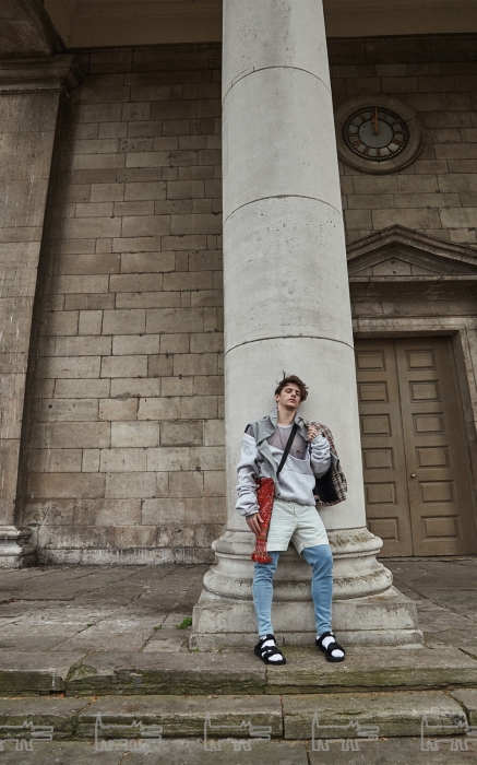 Жакет Chanel, свитшот Calvin Klein, брюки Kith, сумка «Пиф Паф Supershop», cандалии Suicoke