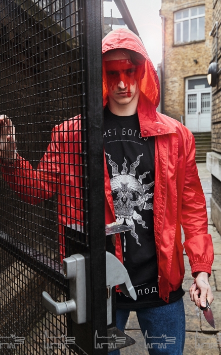 Ветровка и джинсы Balenciaga, маска Amplituda, футболка «Горе»