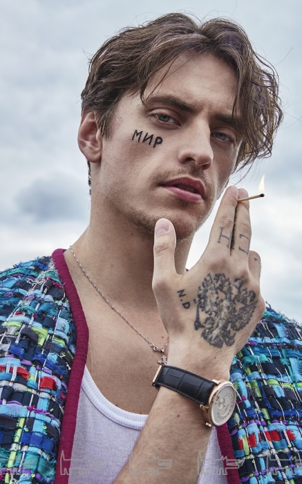 жакет Chanel, лимитированные мужские часы Monsieur de Chanel (механизм Calibre 1, корпус и стрелки — золото, опалиновый циферблат, ремешок из кожи