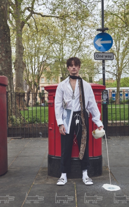 Колье Chanel, часы Monsieur de Chanel, рубашка Raf Simons, брюки Math, носки Hood Apparel, шлепанцы Calvin Klein