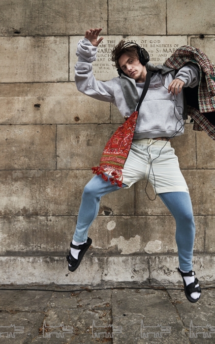 Жакет Chanel, свитшот Calvin Klein, брюки Kith, сумка «Пиф Паф Supershop», cандалии Suicoke