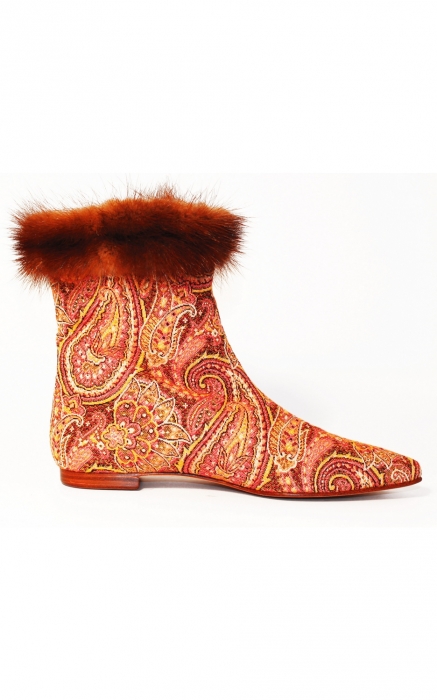 Сапог Retiro из коллекции осень-зима 1998/1999 — воплощение идеи о России: алая дамастная ткань, соболиный мех и кожа.