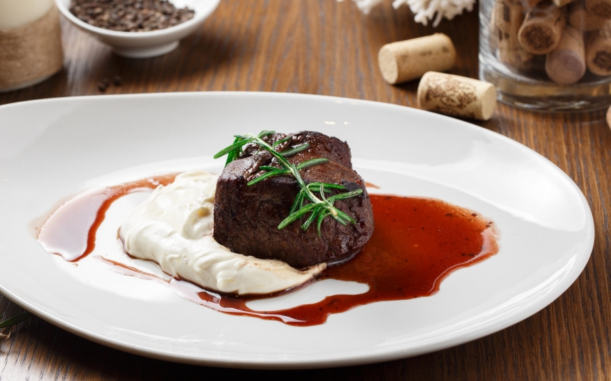 Говядина с сырным кремом и крепким бульоном