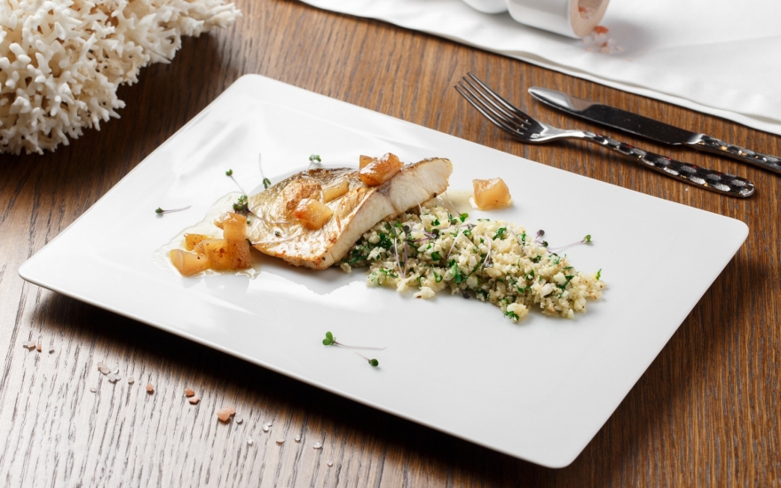 Муксун с ложным кус-кусом и копченой грушей