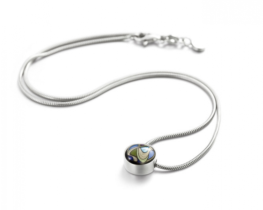 Цепочка с кулоном «Кабошон» из коллекции «Посвящение Альфонсу Мухе» в дизайне «Сара Бернар Аквамарин», 129 760 руб.