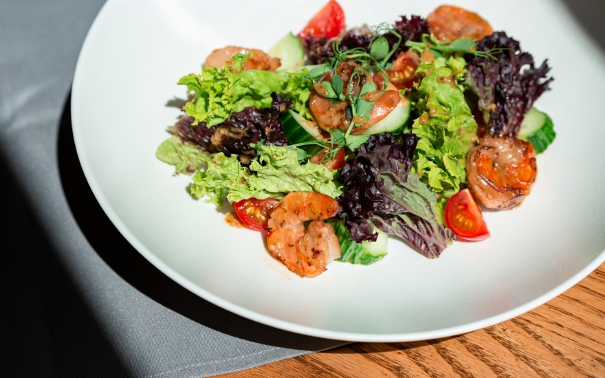 Микс салат с креветками васаби