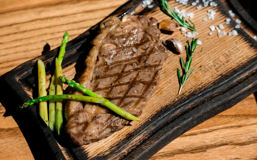 Стриплойн со спаржей