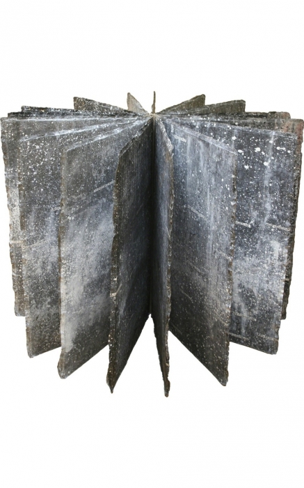 Огромные свинцовые книги — абсолютно киферовский почерк