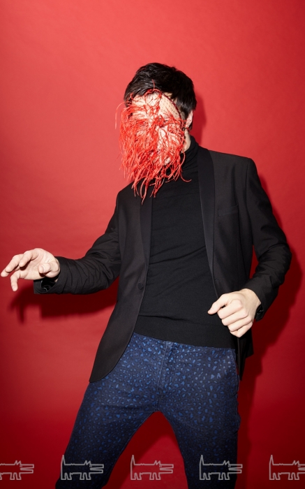 Художник и куратор Виктор Кудряшов в маске Amplituda