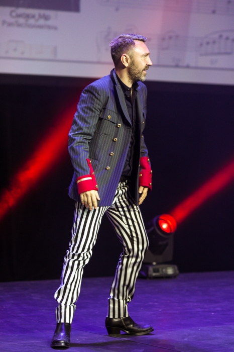 Сергей Шнуров в пиджаке Comme des Garcons, штанах Dolce & Gabbana, ботинках Versace, 2015 год