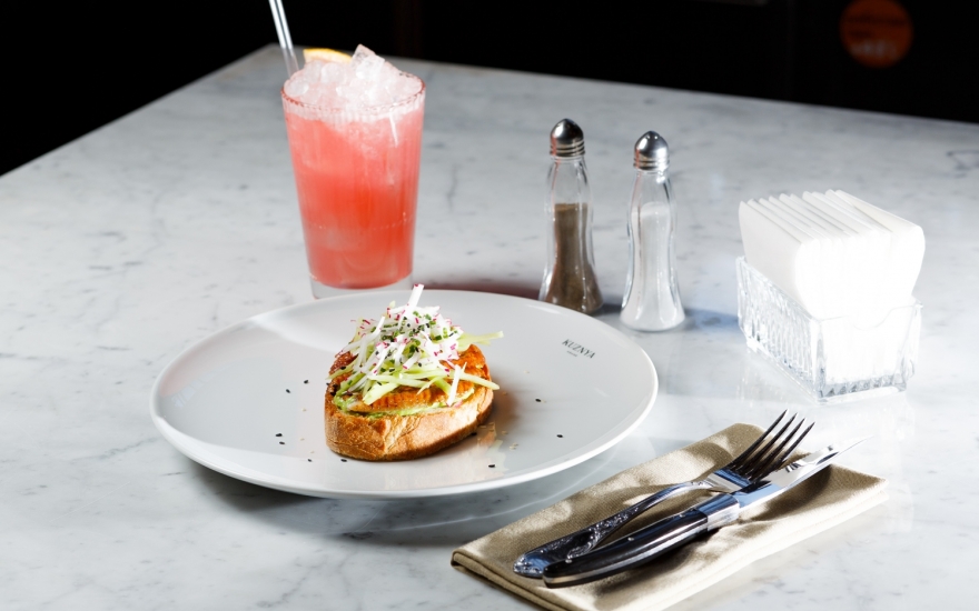 Брускетта на домашнем поджаренном хлебе с копченым угрем и гуакамоле