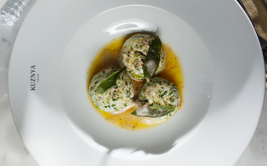 "Голые" равиоли с рикотой и шпинатом с шалфейным маслом