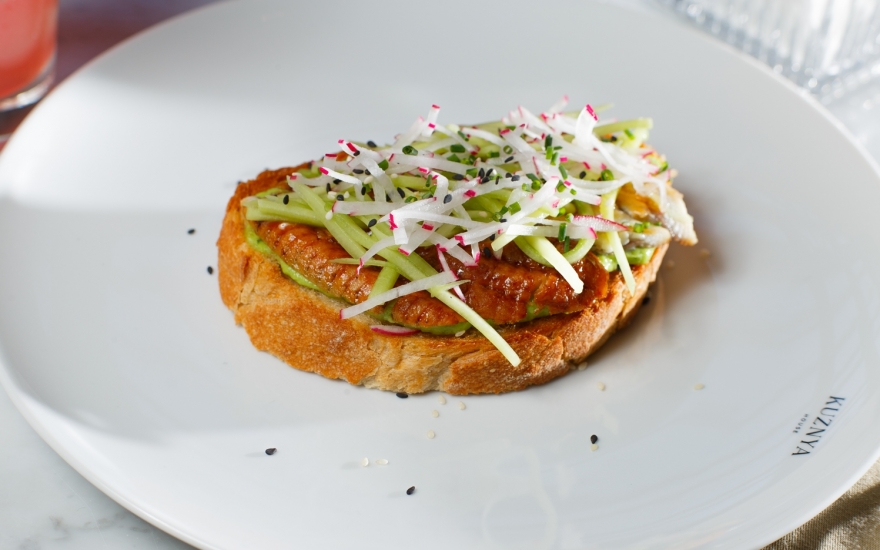 Брускетта на домашнем поджаренном хлебе с копченым угрем и гуакамоле