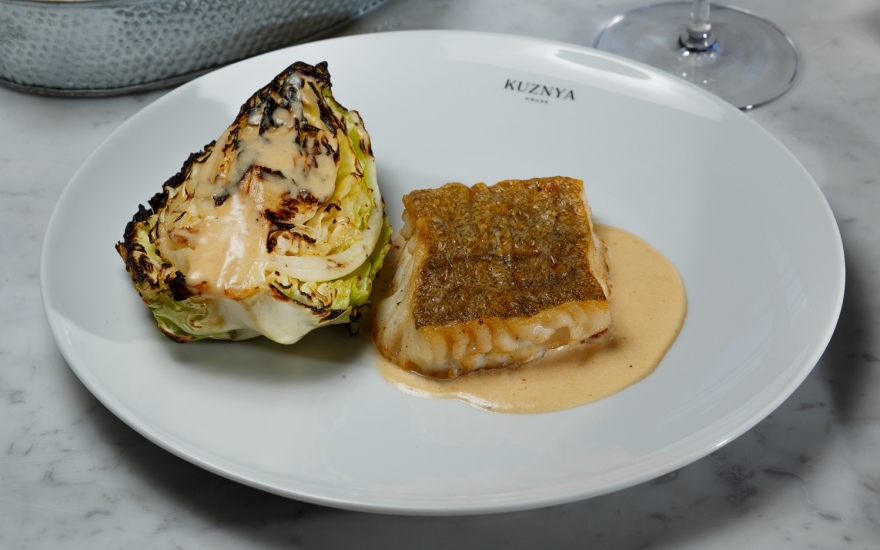 Жареное филе мурманской трески с хрустящим салатом шпиц на гриле и сливочным соусом с белым вином, фенхелем и луком шалот