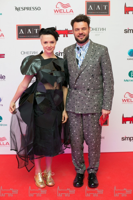 Евгения Годунова в платье Comme des Garcons и обуви Rochas и Юрий Пелин в костюме Paul Smith и обуви Comme des Garcons