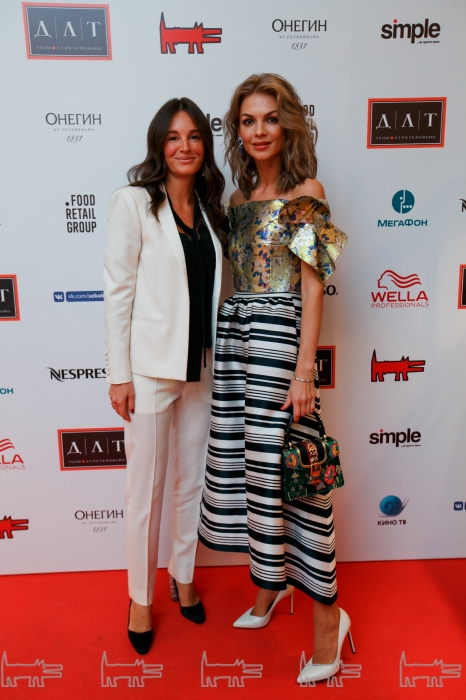 Валентина Крупник в JM Studio и Юлия Матвиенко в топе Delpozo и юбке JM Studio