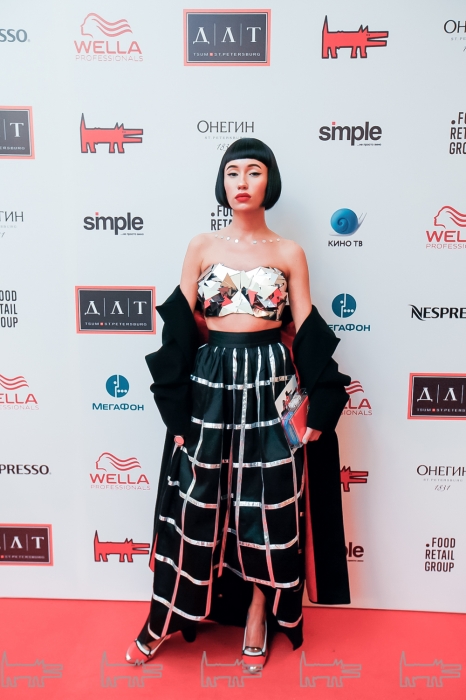 Таша Алакоз в топе Amplituda и юбке So Number One