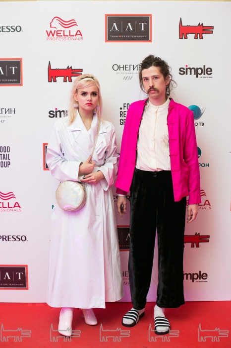 Сара Персефона в плаще Space Lock и Валя Крутиков в винтажных брюках и пиджаке