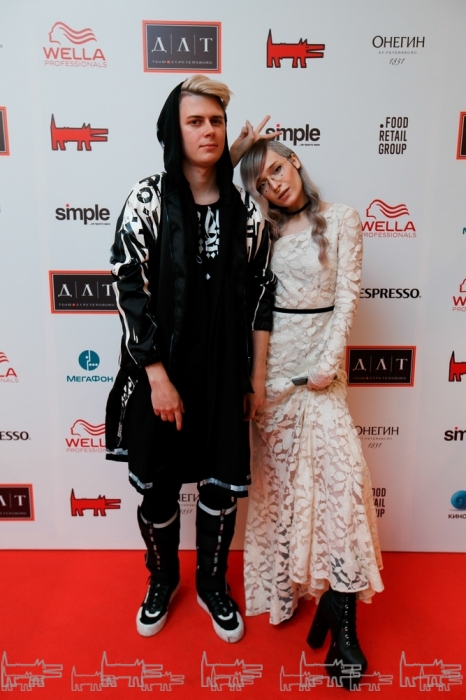 Покрас Лампас в мантии собственного дизайна и обуви Puma X Ueg и Альберта Берлин в платье Mila Dagan