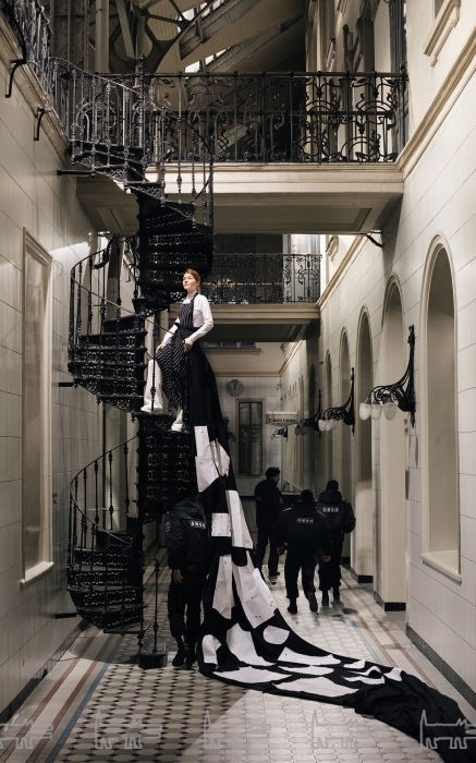 Рубашка NNedre (NNedre), брюки Joseph, платье Balenciaga, кроссовки Alexander McQueen (все — ДЛТ)