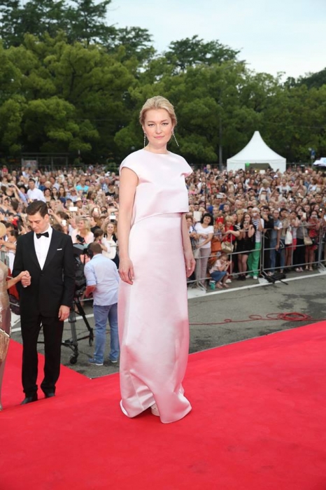 Виктория Толстоганова в платье Tegin