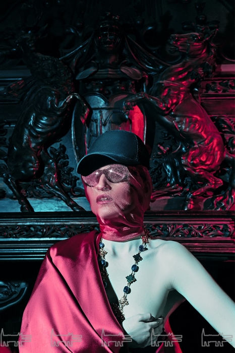 Колье Oscar de la Renta, платье Blugirl, солнечные очки Dolce & Gabbana (все — ДЛТ)