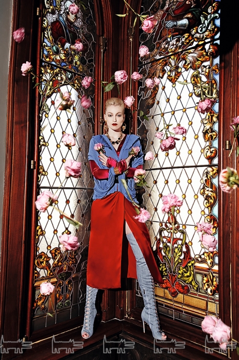 Cерьги Dolce & Gabbana, колье и браслет Oscar de la Renta, блуза Balenciaga, платье Blugirl, пояс Alexander McQueen, ботфорты Stow (все — ДЛТ)