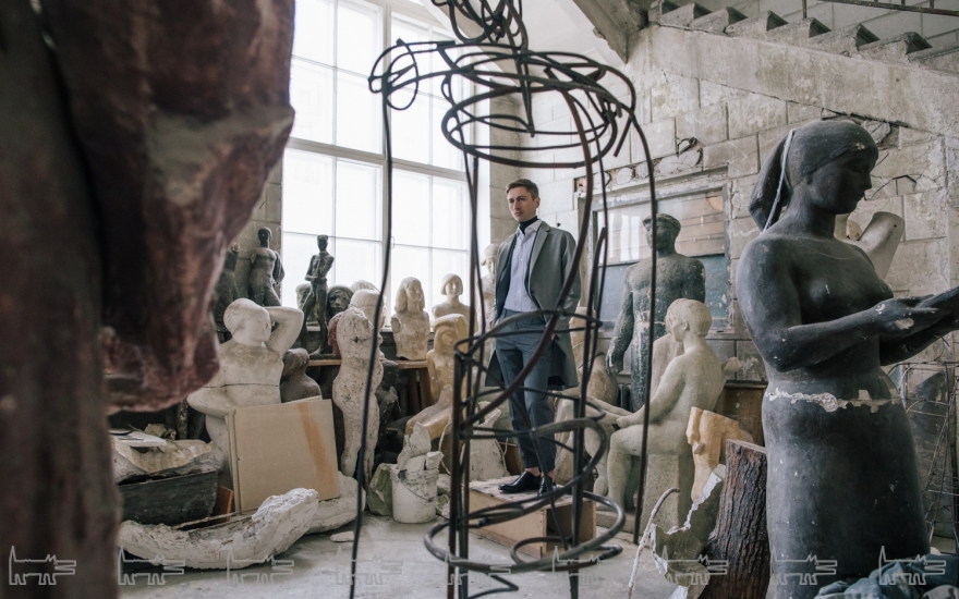 Брюки и пальто Wooyoungmi, водолазка Ralph Lauren, пиджак Tom Ford, туфли Alexander McQueen (все —ДЛТ)