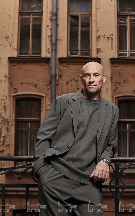 Пиджак, футболка и брюки Uniqlo (Uniqlo)