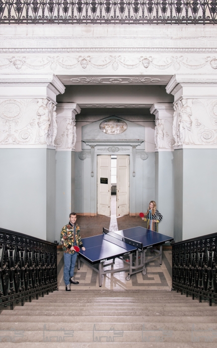 На Александре: бомбер Stella McCartney, джинсы Balenciaga, рубашка Saint Laurent, кеды Gucci (все — ДЛТ) На Милане: платье Mary Katrantzou, туфли