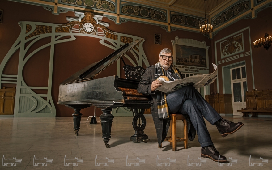 Джинсы Billionaire, галстук и шарф Tom Ford (все —ДЛТ), ботинки Chippewa Boots (Renegade Store)