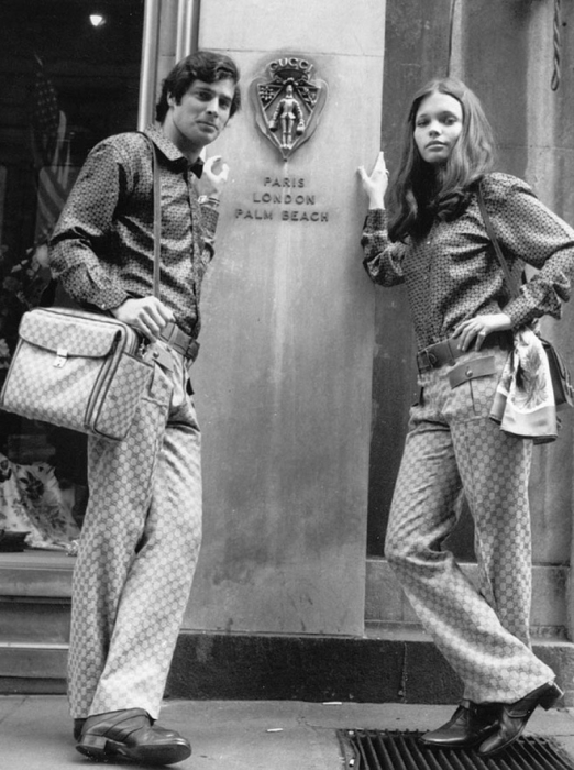 Модели у бутика Gucci в фирменной одежде, 1970-е