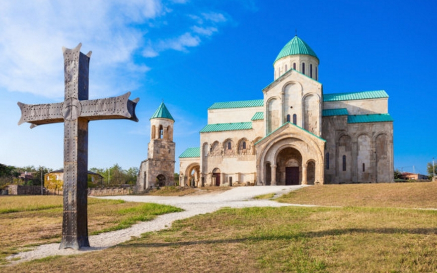Кафедральный собор Баграти и монастырь Гелати в Кутаиси, Грузия.