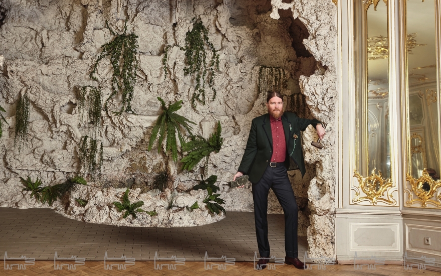 Жакет, ремень, брошь-жук и перстень Gucci,рубашка и брюки Corneliani (все — ДЛТ)