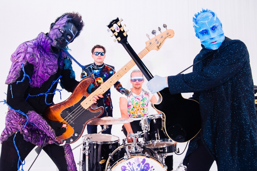 Воскресенье, 25 июня Скажем честно: русскоязычная живая музыка ушла в Казани в бары, подвалы и даже в бани (именно там теперь арендуют мамонты сцены