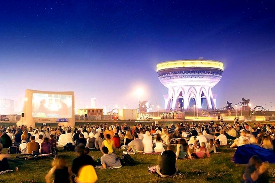 Воскресенье, 25 июня Перед показом основной конкурсной программы фестиваля уличного кино казанских зрителей ждет сюрприз — сеанс трех татарстанских